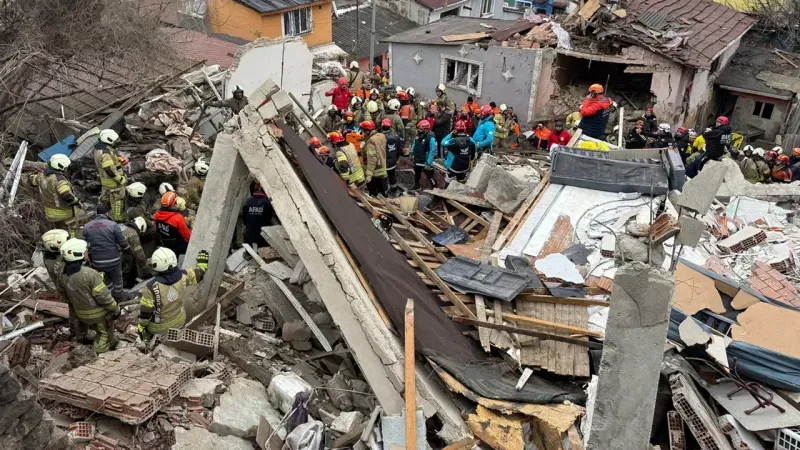 İstanbul Fatih’te bina çöktü: Arama kurtarma çalışmaları sürüyor