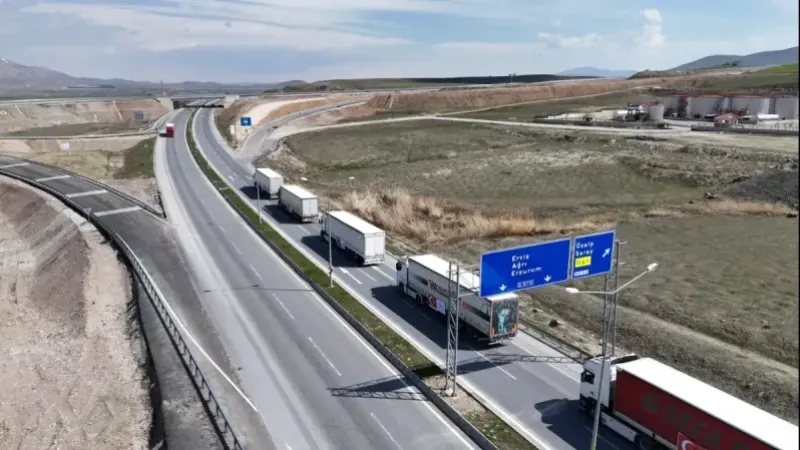 Van’dan İran’a 6 TIR’lık Sağlık Yardımı Gönderildi