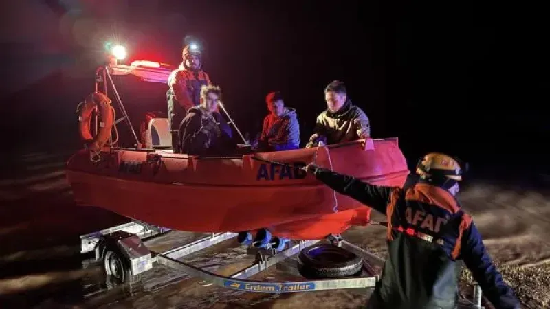 Kayseri’de gölette mahsur kalan 3 genç kurtarıldı
