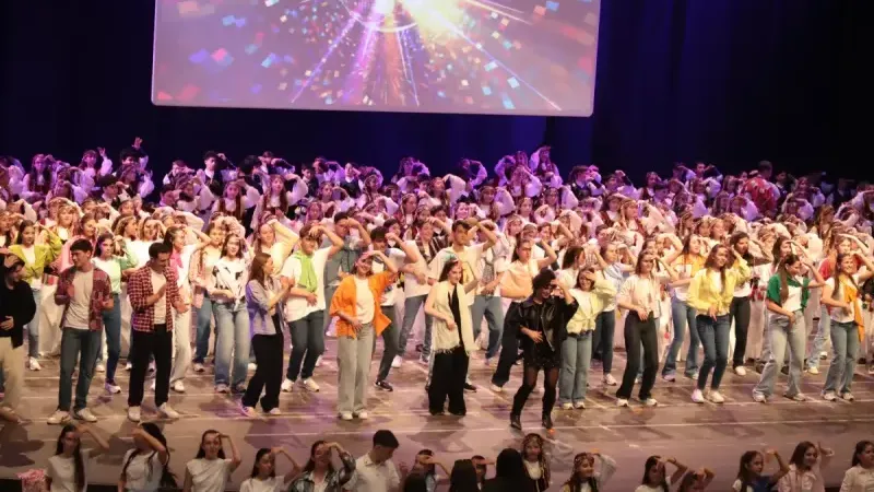 TED Ankara Koleji Halk Dansları Topluluğu’ndan 90’lar temalı sezon finali