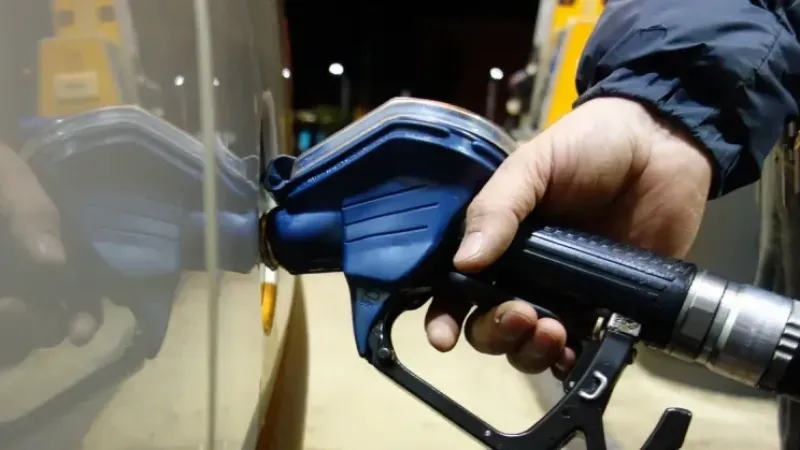Akaryakıtta yön yeniden yukarı: Benzin ve motorine zam geldi