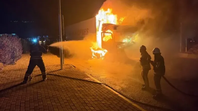 Hatay'da seyir halindeki tır alev aldı