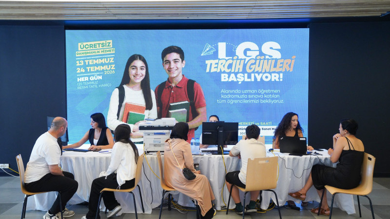 BEYLİKDÜZÜ BELEDİYESİ LGS TERCİH DÖNEMİNDE ÖĞRENCİLERİN YANINDA