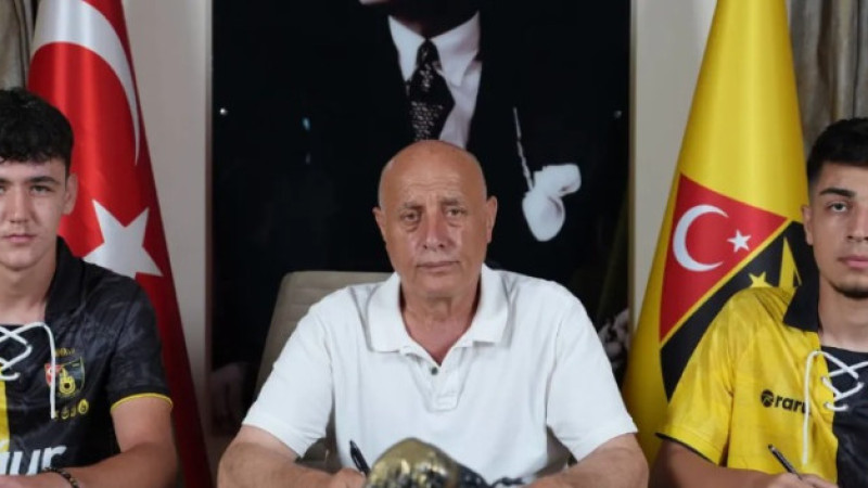 İstanbulspor'da Geleceğin Yıldızlarına Profesyonel İmza!