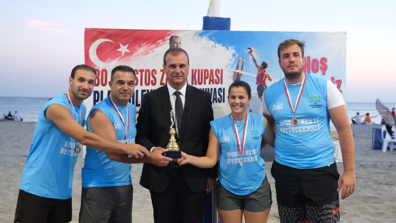 30 Ağustos Zafer Kupası Plaj Voleybolu Turnuvası nefesleri kesti